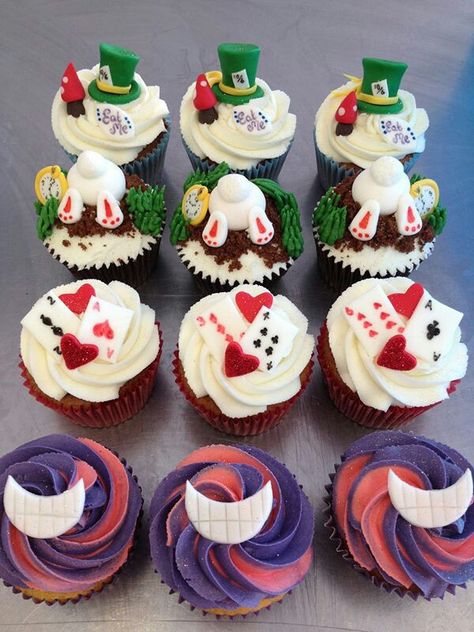 Alice In Wonderland Baking Ideas, Alice In Wonderland Birthday Food Ideas, Alice In Wonderland Cupcakes Easy, Mad Hatter Cupcakes, Alice In Wonderland Themed Desserts, Alice In Wonderland Mini Cakes, Alice In Wonderland Baking, Alice In Wonderland Deserts, Alice In Wonderland Treats Sweets