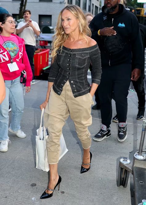 Sarah Jessica Parker Wore Ultra-Polarizing Pants With Summer’s It Shoe Sarah Jessica Parker Street Style, Sarah Jessica Parker Lovely, Sarah Jessica Parker Style, Sara Jessica Parker, Carrie Bradshaw Outfits, Parker Outfit, Smart Outfit, Celebrity Moms, Sarah Jessica