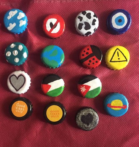 Bottle Cap Pins Diy Ideas, Painted Pins Diy, Broches Aesthetic Mochila, Bottle Cap Painting Ideas, Bottlecap Pin, Bottle Caps Art, Bottle Cap Pins, Diy Bottle Cap Crafts, Pins Ideas