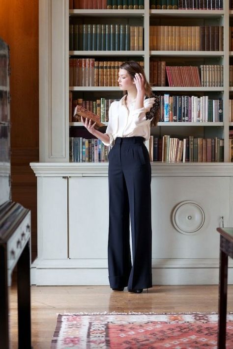 86e8f7ab32cfd12577bc2619bc635690 Reader Outfit, Ideal Bookshelf, Savile Row Tailoring, Librarian Style, Librarian Chic, Misha Nonoo, Black And White Outfit, Outfit Classy, Office Pants