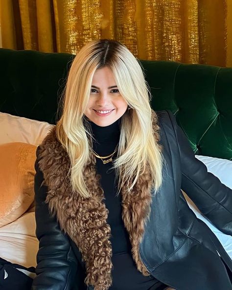 selena gomez blonde hair Selena Gomez Blonde, Selena Gomez Blonde Hair, Shadow Roots Hair, Selena Gomez Hair, Selena Gomez Photoshoot, Selena Gomez Photos, Selena Gomez Pictures, Selena G, Model Aesthetic