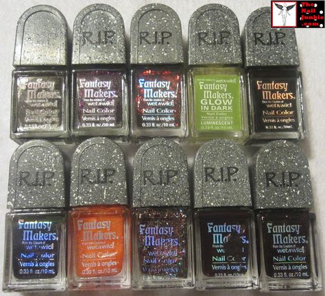 The Nail Junkie: HALLOWEEN MANI TIME! And my Wet N' Wild Tombstone Collection Christmas Nail Polish, Nightmare Before Christmas Nails, Pretty Nail Polish, Random Act, Vintage Makeup, Dasani Bottle, Nail Art Supplies, Nail Polish Collection, Beauty Stuff