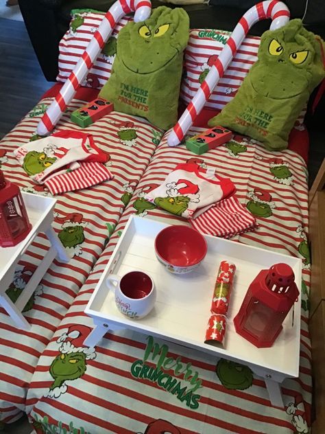 Grinch Christmas Sleepover, Grinch Room Ideas, Grinch Sleepover Party, Grinch Sleepover, Grinch Room, Xmas Sleepover, Grinch Blanket, Grinch Food, Grinch Diy