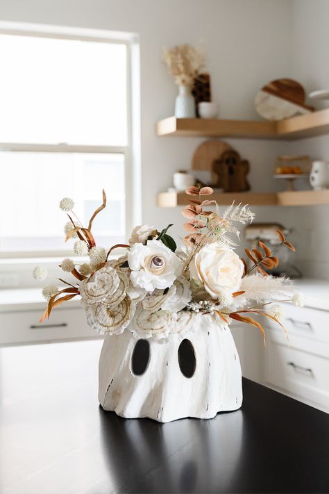 Bethany Lowe Ghost Bucket, Boho Halloween Table Decor, Black Neutral Decor, Modern Organic Halloween Decor, Halloween Decor Black And White, Trending Halloween Decor, Trendy Halloween Decor, Anthropologie Fall Decor, Halloween Chic Decor