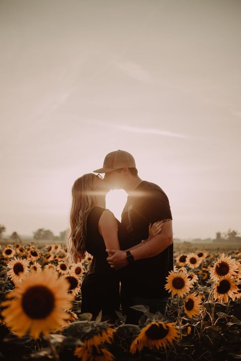 Sunflower Field Photography, Sunflower Field Pictures, Fall Date Ideas, Fall Couple Pictures, Pumpkin Patch Photoshoot, Fall Couple Photos, Outfit Couple, Shooting Couple, Patch Outfit