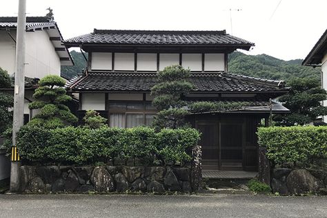 Rural Japan, Machiya House, Japanese Town, Empty House, Traditional Japanese House, Real Estate Site, Asian Architecture, Rural House, Traditional Houses