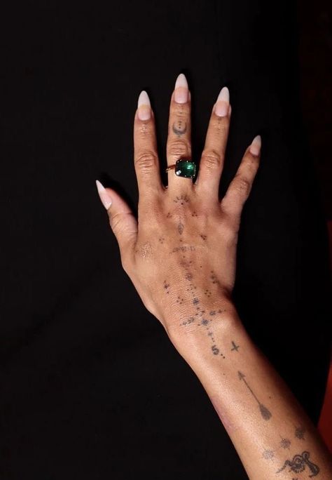 Zoe Kravitz Hand Tattoos, Zoe Kravitz Nails, Fine Line Tattoo Ideas, Libra Rising, Aquarius Moon, Line Tattoo Ideas, Hand And Finger Tattoos, Fine Line Tattoo, Zodiac Tattoos