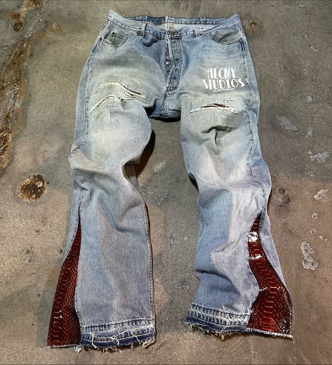 Diy Baggy Jeans, Custom Pants Ideas, Jeans Design Ideas, Creative Jeans, Custom Denim Jeans, Guerriero Samurai, Reworked Jeans, Denim Diy Clothes, Fashion Collection Inspiration