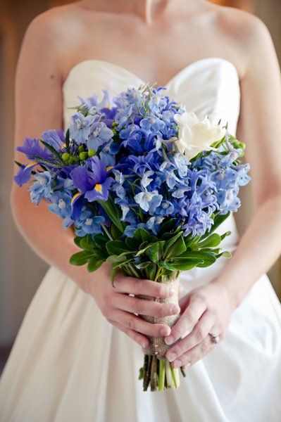 Iris Wedding Bouquet, Picking Wedding Flowers, Hyacinth Wedding, Iris Wedding, Iris Bouquet, Blue Wedding Bouquet, Beach Wedding Flowers, Blue Wedding Flowers, Fall Wedding Flowers