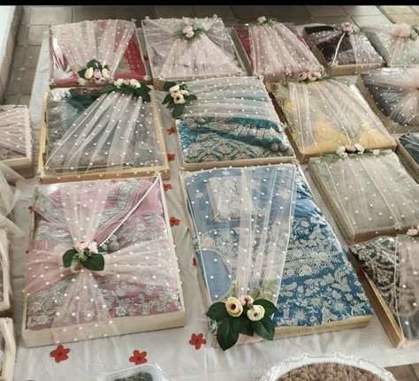 Wedding Trays Decoration Ideas, Shadi Gift Packing Ideas, Wedding Bari Paking, Dala Decoration Wedding For Bride, Net Packing Hamper, Wedding Packing Ideas For Bride, Indian Wedding Gifting Ideas, Chhab Packing, Shagun Decoration Ideas