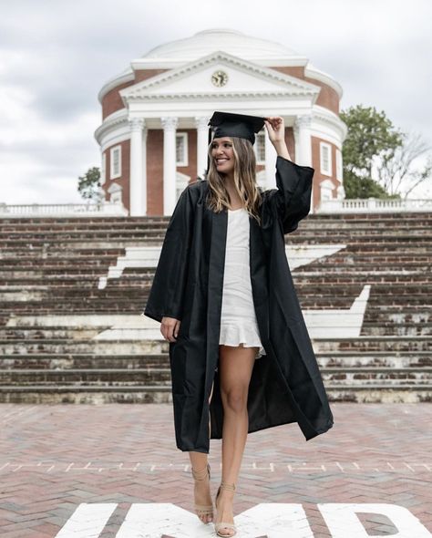 Graduation Dress Black Cap And Gown, Black Cap And Gown Graduation Outfit, Black Graduation Gown And Cap, Graduation Gown Outfit, Classy Graduation Dress, Group Graduation Pictures, Black Graduation Gown, Graduation Dress Ideas, College Grad Pictures