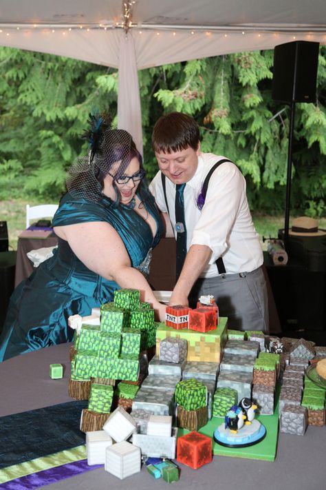 See the Minecraft cake at this video game-themed wedding Minecraft Wedding Cake, Minecraft Wedding, Cake Mario, Light Up Dresses, Minecraft Theme, Ring Bearers, Minecraft Cake, Fnaf Memes, Mario And Luigi