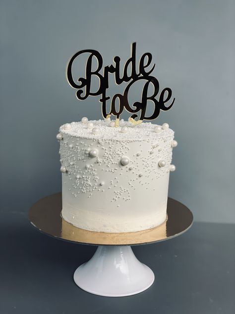 Bridal Shower Cake Simple, Pastel Bride To Be, Bride To Be Pasta, Bride Pasta, Simple Bridal Shower Cake, Hens Cake Ideas, Bride To Be Cake Design, Hen Party Cake Ideas, Bachelorette Cake Ideas