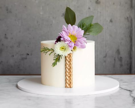 Simple Elegant Birthday Cake, Cake Designs For Women, Whipped Cream Cake Design, Matcha Roll Cake, Square Cake Design, Elegant Cake Design, Whipped Cream Cakes, Cake Floral, Single Tier Cake