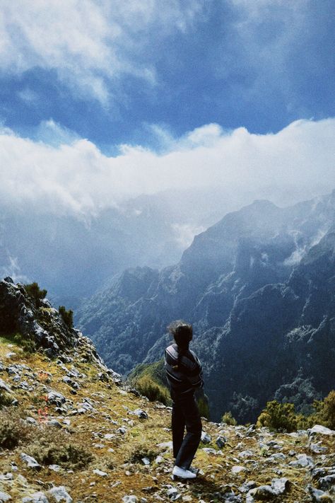 Men Mountain Photoshoot, Mountain Photoshoot Ideas Men, Pose For Mountain View, Mountain Poses Photo Ideas Aesthetic, Mountain Poses Photo Ideas Men, Mountain Photography Poses, Mountain Photo Ideas Instagram, Mountain Pictures Poses, Mountain Poses Photo Ideas