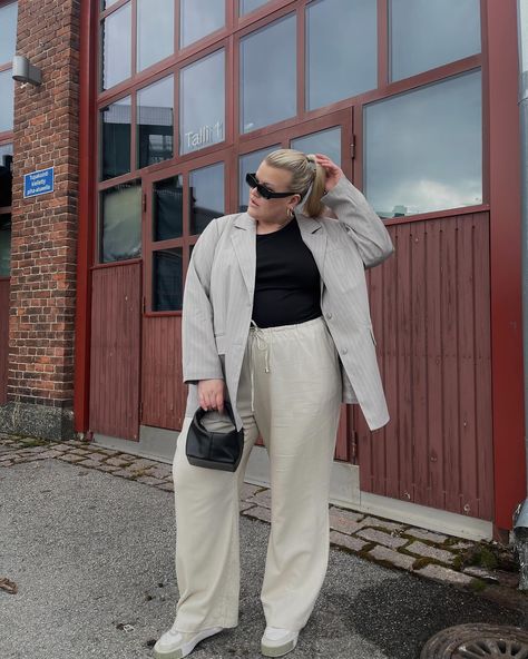 Advertisement @veromoda 🌟 Effortless and chic look with linen pants for spring and summer!💫 This outfit goes with and without the blazer. Put your favorite sneakers on and accessorise with sunglasses and cute bag. 🦪 . . . . #news #veromoda #monochromelook #streetstyle #summerlook #veromodacurve Linen Pants And Sneakers, Outfit With Sneakers, Fall Winter Capsule Wardrobe, Linen Pants Outfit, Fall Capsule Wardrobe, Cute Bag, Linen Pants, Pants Outfit, Summer Looks