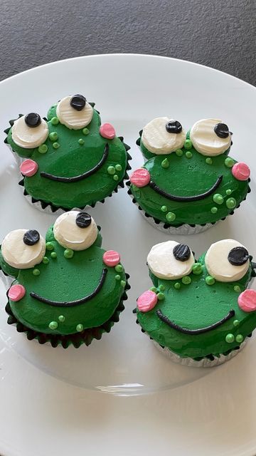 Froggy Cupcakes, Summer Cupcakes Ideas, Summer Cupcake Decorating Ideas, Pretty Cupcakes Designs, Summer Themed Cupcakes, Shaped Cupcakes, Crazy Cupcakes, Kids Birthday Cupcakes, Frog Cupcakes