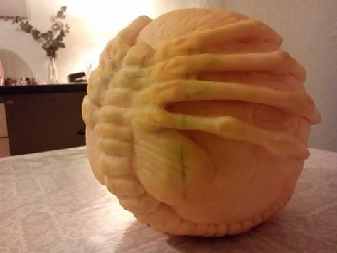 Pumpkin carving facehugger Xenomorph Pumpkin Carving, Creative Pumpkin Carving, Amazing Pumpkin Carving, Creative Pumpkins, Pumpkin Jack, Pumpkin Ideas, Carving Ideas, Halloween 2019, Jack O Lantern