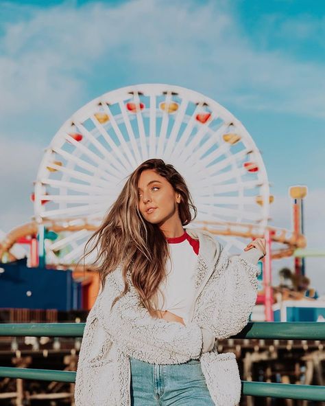 did you really go to santa monica pier if you didn’t take a photo in front of the ferris wheel 🎡 . . #santamonica #losangeles #ootd… Outfits For Los Angeles Vacation, Outfits For Los Angeles, Santa Monica Pier Photoshoot, Los Angeles Photoshoot, Sarah Betts, Ny Travel, Los Angeles Vacation, America Trip, Vacation Winter