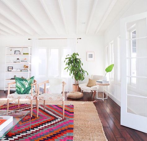 bright and light living Extra Large Rug Living Room, Layered Rugs Living Room Boho, California Surf Shack, Double Rug, Rug Layering, Nice Rooms, House Vibes, House Deco, Vintage Chair