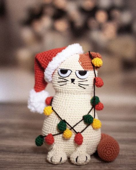 Christmas Kitty Crochet, Crochet Cat Christmas Ornament, Christmas Cat Crochet Pattern, Funny Crochet Animals, Christmas Crochet Toys, Christmas Cat Crochet, Crochet Christmas Toys, Crochet Ideas Christmas, Crochet Cat Christmas