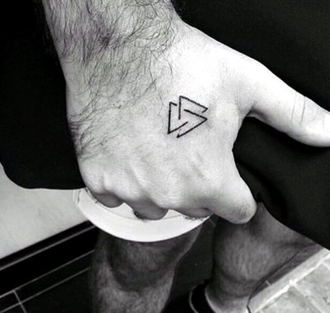 19 Diseños de mini tatuajes que desearás tener ya en tu piel Roman Tattoos, Triangle Tattoo Meaning, Triangle Tattoo Design, Tato Minimal, Tattoo Diy, Favorite Tattoos, Unalome Tattoo, Tattoo Trend, Triangle Tattoos