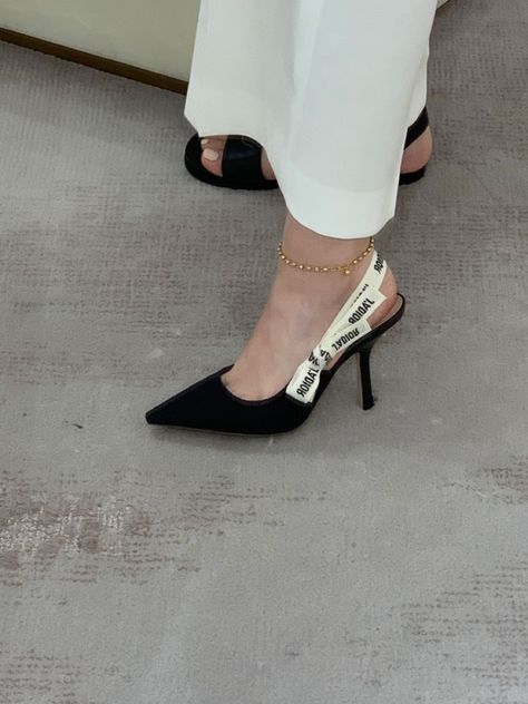 Dior Slingback Heels Outfit, Dior Slingback Outfit, Slingback Heels Outfit, Dior Slingback, Elegant Shoes Heels, Black Slingback Heels, Hak Tinggi, Fancy Heels, Fashion Shoes Heels