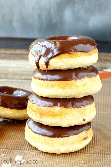 Chocolate Glazed Baked Donuts Homemade Donuts Recipe, Baked Donut Recipes, Dessert Aux Fruits, Homemade Donuts, Doughnut Recipe, Delicious Donuts, Frosting Recipe, Baked Donuts, Cake Donuts