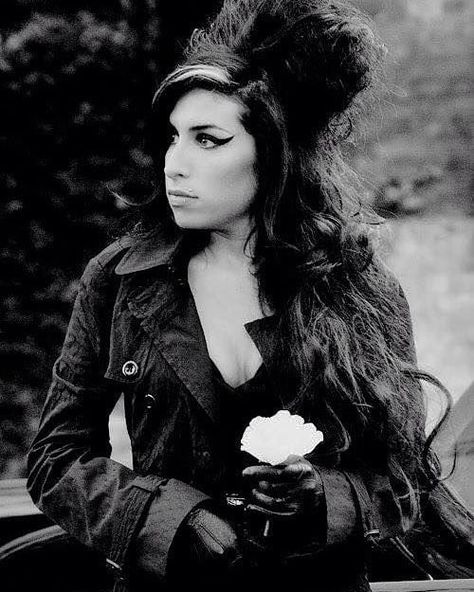 Amy Winehouse Ⓜ on Instagram: “For our girl Amy,  it has been seven years since you passed on to the other plane of life.  Since then there have been a few years of…” Kurt Cobain 1994, Amy Winehouse Black, Amy Wine, Amy W, Amy Winehouse Style, Female Rock Stars, Corinne Bailey Rae, Pete Doherty, Amazing Amy