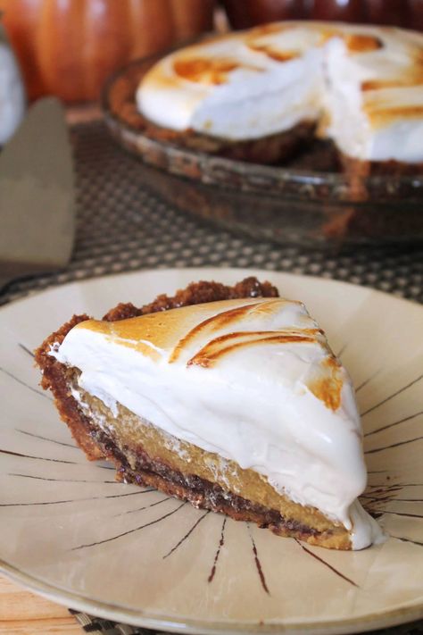 Pumpkin pie meets s’mores in this adventurous rendition of a classic recipe. Graham cracker crust, a layer of chocolate, classic pumpkin filling, and toasted homemade marshmallow topping. #thanksgiving #pumpkinpie #thanksgivingdessert Marshmallow Pie, Thanksgiving Hosting, Pumpkin Marshmallow, Marshmallow Topping, Dessert Pumpkin, Pumpkin Filling, Homemade Marshmallow, Savory Pumpkin Recipes, Pumpkin Dishes