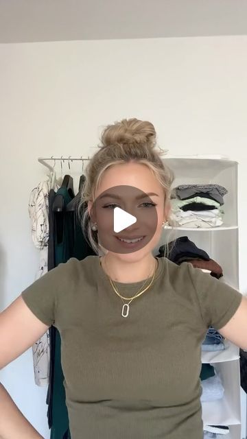 𝓐 𝓷 𝓷 𝓮 🧚‍♀️ on Instagram: "Messy Bun in nur 10 Sekunden✨  Wenn es schnell gehen muss und gerade an Bad-Hair-Days rettet mir der Messy Bun jedesmal den Tag🥰🥰  Abspeichern und nachmachen🫶🏼   #hairtutorial #hair #hairinspo #easyhairstyles #simplehairstyles #simplehair #hairup #hairgoals #hairideas #hairfashion #hairvideo #hairtrends #hairoftheday #hairlife #hairofinstagram #hairaccessories #hairhacks #everydayhairstyles #messybun #messybuntutorial #bunhairstyle   Welche Frisur macht ihr euch, wenn es schnell gehen muss?" Messy Bun Anleitung, Messy Bun Tutorial, Manicure Ideas, Hair St, Ideas Nails, Hair Life, April 27, Everyday Hairstyles, Bad Hair Day