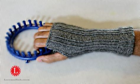 Finger-less Loom knit Mittens FREE Pattern with Video Loom Knit Mittens, Loom Knit Fingerless Gloves, Knit Mittens Free Pattern, Mittens Free Pattern, Round Loom Knitting, Circle Loom, Loom Hats, Loom Knitting Stitches, Loom Crochet