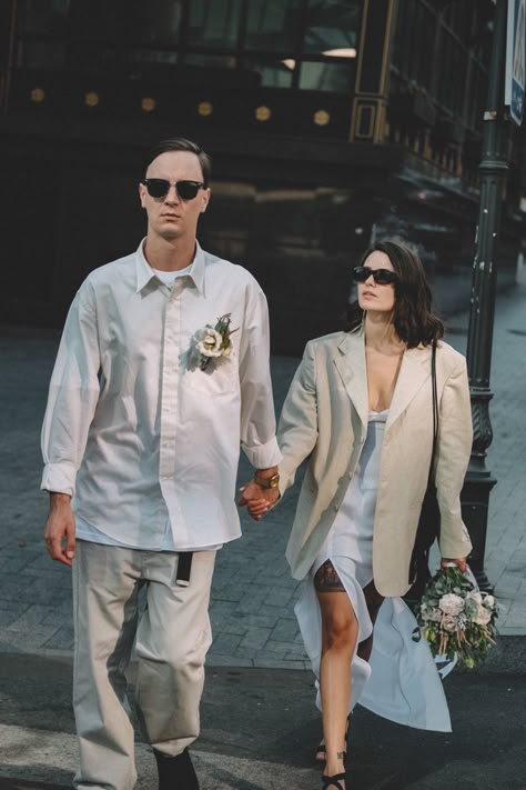 Modern Casual Wedding, Courthouse Wedding Casual, Simple Courthouse Wedding Dress, Casual Bride And Groom, Casual Bride Outfit, Casual Wedding Outfit, Casual Bride, Bride Suit, Street Wedding