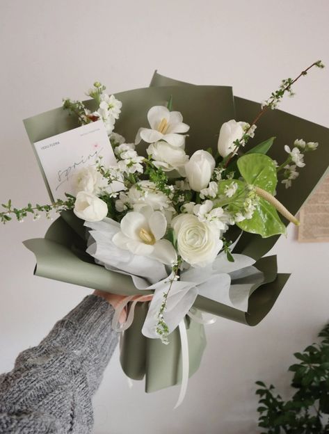 Emerald Bouquet, Wrapping Bouquet, White Flower Bouquet, Green Wrapping Paper, Flower Wrapping, Green Bouquet, Flower Bouquet Diy, Prettiest Bouquet, Elegant Bouquet