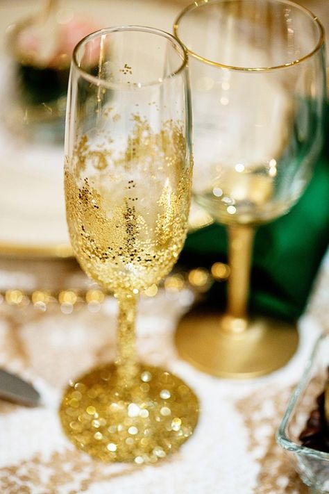 Possible DIY? Gold Champagne Glasses, 20s Theme, Gatsby Wedding Theme, Glitter Champagne, Great Gatsby Wedding, Glitter Glasses, Gold Glasses, Emerald Wedding, Gatsby Wedding