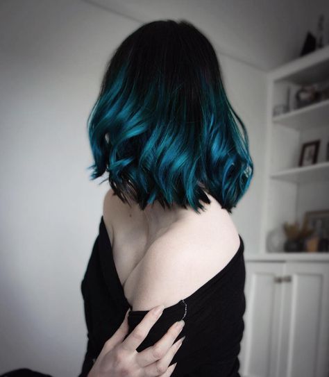 Teal Bob Hair, Goth Haircuts, Shadow Roots Hair, Exotic Hair Color, Shadow Roots, Hair Dye Shades, Blue Black Hair, Short Dark Hair, Haircuts Ideas