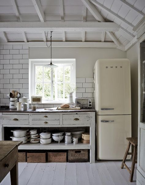 Unfitted Kitchen, Retro Appliances, Freestanding Kitchen, Cottage Kitchens, Best Kitchen Designs, Luxury Kitchens, Retro Home Decor, Luxury Kitchen, Rustic Kitchen