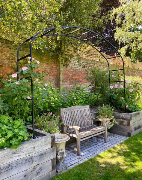 Blackheath - Traditional - Garden - London - by Emma Whitten Garden Design & Implementation | Houzz UK Garden Pot Design, Beautiful Garden Ideas, Garden Nook, Back Garden Design, Garden Arbor, Have Inspiration, Traditional Garden, Traditional Landscape, Backyard Garden Design