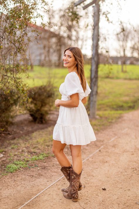 Western Senior Picture Ideas Dress, Western Senior Pictures Outfit Summer, Senior Pictures With Cowboy Boots, Grad Pic Outfits, Western Graduation Outfit, Graduation Pictures Mexican, Sweet16 Photoshoot, White Dress Cowgirl Boots Senior Pictures, Cowgirl Boot Senior Pictures