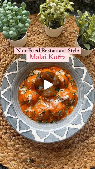 Dhruvi Jain on Instagram: "✨Homemade Healthy Malai Kofta: No Frying, No Onion, No Garlic - A Restaurant-Style Delight!  — Ingredients:  300gms bottle gourd (Lauki)  Salt to taste  1 tbsp oil 3-4 Kashmiri chillies 1/2 inch cinnamon stick 1 bay leaf  1/2 star  1 big elaichi  3-4 cloves  10-12 coriander stems 1 cup chopped tomatoes  1/4 cup soaked cashews  Salt to taste   150 gms paneer  1 tbsp besan 1 tbsp cornflour  Salt to taste  1 tbsp red chilli powder  Oil   1 tbsp oil 1 tsp ghee  Pinch of hing  1 tsp jeera  1/8 tsp dry ginger powder  1/4 tsp coriander powder  Red chilli powder as required  Kasuri Methi   Serve warm gravy over Kofta and Garish with cream, kasuri Methi or coriander and Dig in😍🤩  #resturants #restuarants #kofta #koftacurry #malaikofta #malaikoftacurry #indiandish #india Garlic Meals, Kofta Recipe Vegetarian, Veg Kofta Curry Recipe, Indian Kofta Curry, Dudhi Kofta Curry, Malai Kofta Recipe, Vegan Malai Kofta, Malai Kofta Curry, Kofta Curry Recipe