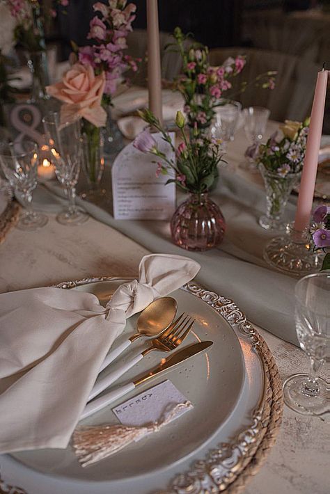 Keep a table inspo for inspiration.#weddinginspiration#eventdecor#weddinginspo Wedding Reception Tables Setup, Wedding Circle Tables, Wedding Plate Set Up, Kings Table Wedding, Wedding Table Inspiration, Wedding Plate Setting, Kings Table, Wedding Plates, Table Inspiration