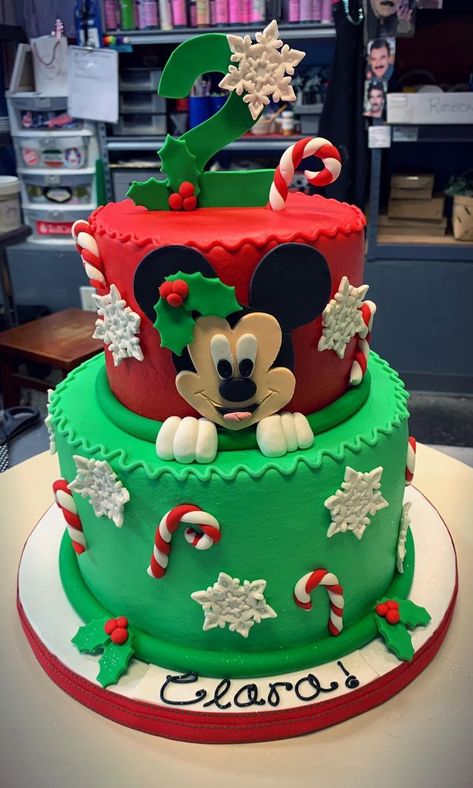 Mickey Christmas Cake, Mickey Mouse Christmas Cake, Disney Christmas Cake, Mickeys Christmas Party, Christmas Birthday Cake, Γενέθλια Mickey Mouse, Christmas Party Treats, Mickey And Minnie Cake, Christmas Treats Boxes