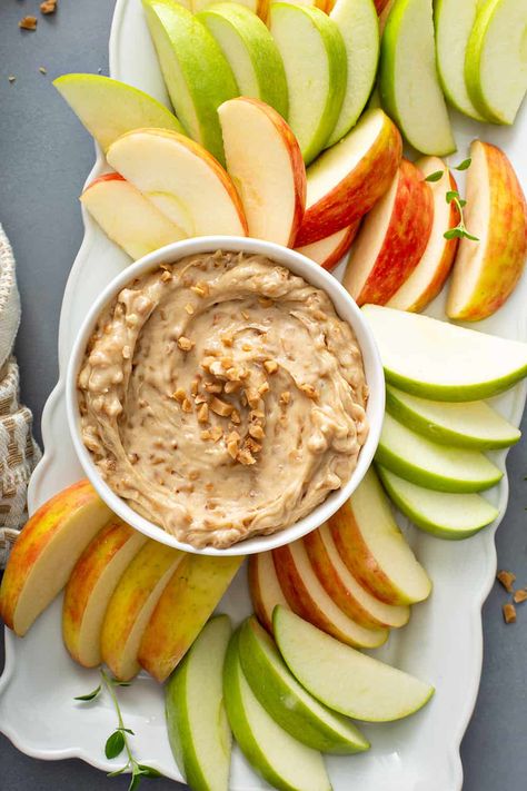 Looking for a sweet treat to go with the apples you gathered on your latest visit to the orchard? Whip up this super easy Toffee Apple Dip; made with tangy cream cheese and sweet toffee bits, this dip is the perfect pairing for crisp fall apples. Toffee Apple Dip, Easy Apple Dumplings, Easy Toffee, Slow Cooker Apple Butter, Caramel Apple Dip, Caramel Dip, White Platter, Toffee Apple, Apple Dip