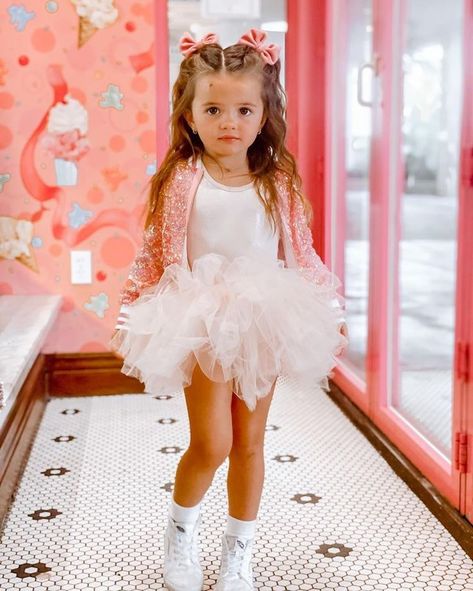 15 of The Best Magical Disneyland Outfit Ideas for Girls Outfits Fiesta Infantil, Two Sweet Photoshoot, Toddler Tutu Outfits, Barbie Birthday Outfit Kids, Barbie Girl Outfit, Cute Disneyland Outfits, Princess Party Outfit, Outfits For Disneyland, Outfit For New Year