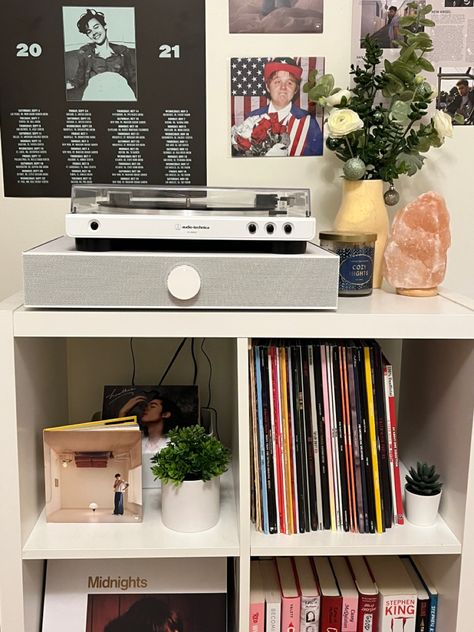 Gray Aesthetic Bedroom Cozy, Vinyl Record Corner, Record Set Up Aesthetic, Cozy Record Player Corner, Record Player Table Decor, Vinyl Set Up Aesthetic, Record Player In Bedroom, Record Set Up, Record Player Setup Aesthetic