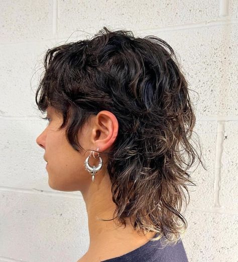 Androgenous Wavy Messy Mullet with Sideburns Genderfluid Hairstyles, Genderfluid Haircut, Queer Haircut, Nonbinary Hair, Non Binary Haircuts, Queer Hair, Androgynous Haircut, Androgynous Hair, Hairstyles Blonde