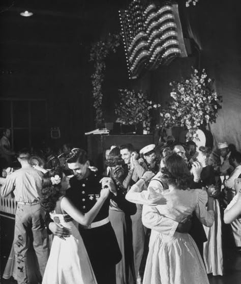 Uso Party, 40s Aesthetic, 1940s Aesthetic, Strictly Ballroom, Ballroom Dance Lessons, 1940s Photos, Greatest Generation, Old Fashioned Love, Social Dance