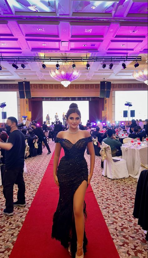 Award Night Outfit Ideas, Black Gown Makeup Look, Black Gown Makeup, Black Gown Aesthetic, Gown Makeup Look, Bun Side Part, Awards Night Outfit, Award Ceremony Outfit, Red Carpet Outfit Ideas