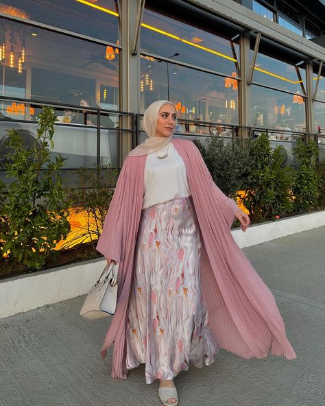 Eid Mubarak! 🌸✨ . . . . #eidoutfit #eidmubarak #eidoutfitinspo #bayram #bayramlıkelbise Eid Outfit, Eid Ul Adha, Hijab Styles, Eid Al Adha, Eid Mubarak, Modest Outfits, Muslim Fashion, Hijab Fashion, Fashion Inspo Outfits