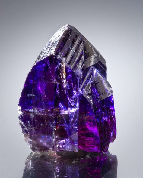 Aquarius Constellation, Art Pierre, Arusha, Pretty Rocks, Beautiful Rocks, Mineral Stone, Minerals And Gemstones, Rocks And Gems, Purple Crystals